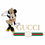Minnie Mouse vestida com padrão da Gucci ao lado do logotipo da marca, destacando um estilo luxuoso e divertido.