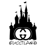 Logotipo da Gucci com um castelo estilizado, representando a marca "Gucciland". Contém as letras "GG" no centro, simbolizando a estética de luxo e fantasia ligada à marca.