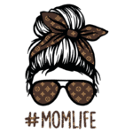 Ilustração de uma mãe estilosa com cabelo preso em um coque, usando óculos de sol com padrão de marca famosa e uma faixa estampada. Texto "#MOMLIFE" abaixo, destacando o estilo de vida das mães modernas.