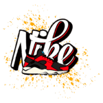 Tênis Nike com design vibrante em vermelho e preto, posicionado ao lado da marca estilizada "Nike", em fundo com respingos amarelos. Ideal para amantes de moda esportiva e colecionadores.