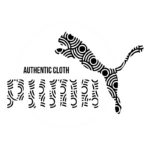 Logotipo da marca Puma, apresentando o nome "PUMA" em destaque, complementado pela frase "AUTHENTIC CLOTH". O design inclui um puma estilizado e padrões gráficos elaborados. Ideal para artigos de moda e vestuário.