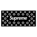 Logotipo da marca Supreme em branco, centralizado em um fundo preto decorado com padrões inspirados na moda de luxo.