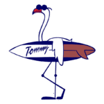 Imagem de um personagem de flamingo animado segurando uma prancha de surfe, com a palavra "Tommy" escrita na prancha, em um estilo divertido e vibrante. O flamingo usa óculos escuros e está em uma pose descontraída, transmitindo uma vibe de férias na praia.