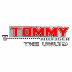 Logo da marca Tommy Hilfiger com o texto "TOMMY HILFIGER THE UNLTD", destacando o design moderno e urbano característico da grife.