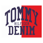 Logo da marca Tommy Hilfiger Denim, apresentando as palavras "TOMMY" e "DENIM" em destaque sobre um fundo dividido entre branco e vermelho.