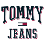 Logotipo da marca Tommy Jeans com a palavra "TOMMY" em destaque acima de "JEANS", em letras grandes e ousadas, refletindo estilo casual e moderno.