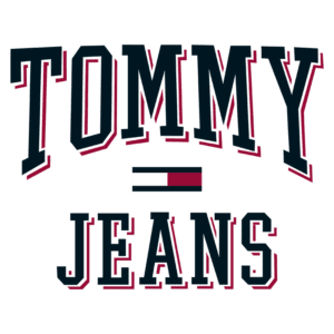 Logotipo da marca Tommy Jeans com a palavra "TOMMY" em destaque acima de "JEANS", em letras grandes e ousadas, refletindo estilo casual e moderno.