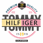 Logo da coleção de roupas Tommy Hilfiger, destacando a qualidade premium e o ano de referência 1985, com o texto "TOMMY HILFIGER" em cores vibrantes e design moderno, localizado na Califórnia.