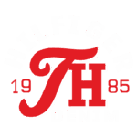 Logotipo da marca Hilfiger Denim, apresentando as letras "H" e "TH" em vermelho, com o ano "1985" em destaque. O design combina elementos modernos e vintage, representando o estilo icônico da marca.