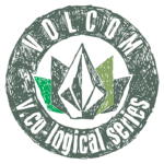 Logotipo da Volcom com o texto "V. Co-logical Series" e um design estilizado em tons de verde, representando a conexão da marca com a natureza e o estilo de vida ao ar livre.