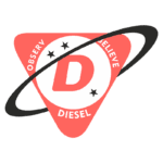 Logotipo da Diesel em um design triangular com fundo rosa, apresentando a letra "D" em destaque e as palavras "OBSERV" e "BELIEVE" em volta, além de estrelas decorativas e um anel preto ao redor.