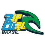 Logo da Rip Curl Brasil, destacando as letras em azul, amarelo e verde com um símbolo de onda verde, representando a cultura do surfe e estilo de vida praiano no Brasil.