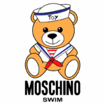 Urso de pelúcia da Moschino com uniforme de marinheiro, apresentando a palavra "Toy" na faixa do chapéu, acompanhado do logotipo da coleção "Swim".
