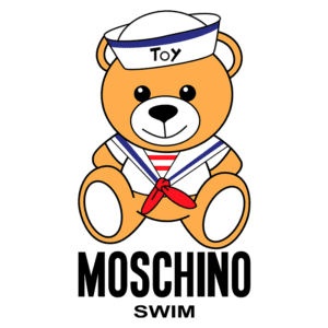 Urso de pelúcia da Moschino com uniforme de marinheiro, apresentando a palavra "Toy" na faixa do chapéu, acompanhado do logotipo da coleção "Swim".