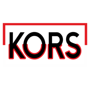 Logotipo da marca KORS com letras estilizadas em preto e vermelho, dentro de um retângulo branco, destacando seu design moderno e sofisticado.