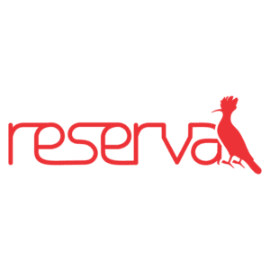 Logo da marca Reserva, apresentando o nome em letras vermelhas e um desenho estilizado de um pássaro ao lado, simbolizando a identidade única e criativa da empresa.
