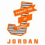 Logotipo comemorativo de 20 anos da marca Air Jordan, apresentando um "J" estilizado, com faixa laranja destacando "Twenty Yrs of Flight" e o nome "Michael Jordan" em destaque. Inclui silhouette do icônico salto de Jordan.