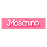 Logotipo da marca Moschino em fundo rosa, destacando a tipografia divertida e contemporânea.