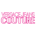 Logotipo da marca Versace Jeans Couture, exibindo o nome em letras maiúsculas com um design elegante e moderno, predominantemente em cor rosa vibrante. Ideal para moda e estilo.