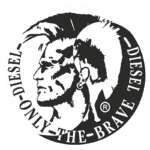 Logo da marca Diesel, apresentando o slogan "Only the Brave" e um design estilizado em preto e branco com a imagem de um homem de perfil e cabelo moicano. Ideal para identificar moda e estilo ousado.