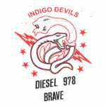 Logotipo da equipe Indigo Devils, apresentando duas serpentes entrelaçadas, estrelas vermelhas e elementos gráficos em estilo de relâmpago. Abaixo, as palavras "Diesel 978" e "Brave" em destaque.