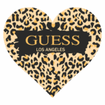 Logo da marca Guess em formato de coração com padrão de onça, destacando "LOS ANGELES" em letras douradas.