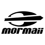 Logotipo da marca Mormaii, conhecida por seus produtos de surf e moda praia, destacando um design estilizado com uma onda e uma seta.