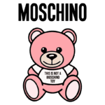 Urso de pelúcia rosa com a inscrição "THIS IS NOT A MOSCHINO TOY" em uma camiseta branca, acompanhado do logotipo da marca Moschino acima. Ideal para representar a coleção de moda infantil e acessórios da marca.
