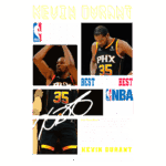 Imagem de Kevin Durant em ação, jogando pela equipe do Phoenix Suns, com o número 35 em seu uniforme. O design inclui elementos gráficos como a inscrição "Best of the Best" e detalhes sobre seus prêmios na NBA, incluindo o MVP. A imagem destaca sua performance nos playoffs e sua assinatura. Ideal para entusiastas do basquete e fãs de Durant.