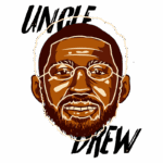 Ilustração do personagem Uncle Drew, com rosto sorridente, barba e óculos, destacando seu charme e estilo no basquete. O fundo traz o nome "UNCLE DREW" em letras estilizadas.