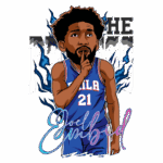 Imagem de Joel Embiid, jogador da NBA, em uma arte ilustrativa. Ele está vestido com o uniforme do Philadelphia 76ers, mostrando um gesto de "silêncio" com o dedo na boca. O fundo apresenta elementos gráficos em azul e preto, destacando seu nome e a frase "THE PROCESS". A ilustração enfatiza sua expressão de confiança e poder.