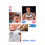 Imagem de Nikola Jokić, jogador de basquete serbio, reconhecido como um dos melhores pivôs da NBA. Ele veste a camiseta do Denver Nuggets durante os playoffs. Inclui uma biografia resumida e informações sobre suas conquistas na liga.
