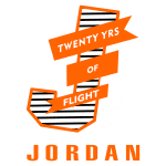Logo comemorativa do 20º aniversário de Michael Jordan, com design em cores laranja e preto, apresentando a frase "TWENTY YRS OF FLIGHT" e a silhueta icônica do jogador realizando um movimento de salto.