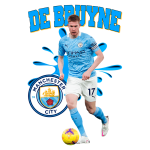 Jogador Kevin De Bruyne do Manchester City em ação, vestido com o uniforme azul do time, com o logo do clube ao fundo e uma bola de futebol colorida.