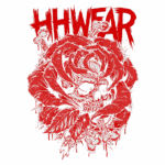 Desenho gráfico impactante do logo HHWEAR, apresentando uma caveira envolta em rosas vermelhas e folhas, com detalhes que evocam uma estética ousada e urbana. Ideal para moda streetwear.