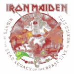 Imagem da banda Iron Maiden com o tema do show "Legacy of the Beast" em Cidade do México, apresentando o mascote Eddie em um cenário sombrio, rodeado por elementos icônicos como caveiras e símbolos do Dia dos Mortos.