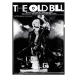 Imagem em preto e branco de um músico em performance enérgica, tocando guitarra em um palco iluminado. O músico, com cabelo platinado e estilização punk, exibe uma pose expressiva, enquanto a multidão ao fundo se aproxima. A imagem pertence à edição de agosto de 1984 da revista Zig Zag, destacando a volta de Billy Idol.