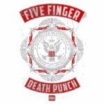 Logotipo da banda Five Finger Death Punch com elementos gráficos de águias, estrelas e uma insígnia central, destacando a frase "American Capitalist" e apresentando as cores vermelho e branco.