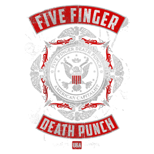 Logotipo da banda Five Finger Death Punch com elementos gráficos de águias, estrelas e uma insígnia central, destacando a frase "American Capitalist" e apresentando as cores vermelho e branco.