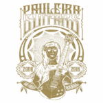 Ilustração artística com a inscrição "Paulera Guitars", destacando uma mulher segurando uma guitarra, em um design vintage comemorativo dos anos 2008 a 2018, com fundo verde e elementos decorativos.