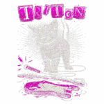 Ilustração de um gato sorridente, com um colar de espinhos, acompanhado por instrumentos musicais como guitarra e microfone, com o texto "TRITON" em destaque. A arte é vibrante e transmite uma vibe divertida e musical.