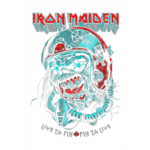 Ilustração do mascote Eddie da banda Iron Maiden, usando um capacete de astronauta e exibindo uma expressão feroz, com dentes afiados. O design apresenta um esquema de cores em azul e vermelho, com a frase "Live to Fly, Fly to Live" abaixo. Ideal para fãs da banda e do estilo de arte metal.