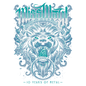 Arte comemorativa do décimo aniversário da banda Miss May I, apresentando um leão feroz com detalhes intricados e tons de azul, simbolizando a energia e a força do metal.