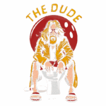 Ilustração do personagem "The Dude" sentado em um vaso sanitário, vestido com um roupão amarelo e chinelos, com cabelo longo e barba, em fundo vermelho com elementos de boliche. Ideal para fãs de cinema e cultura pop.