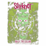 Arte promocional do evento "Day of the Gusano" da banda Slipknot, apresentando um design sombrio com um crânio verde, rostos macabros e elementos gráficos em torno da temática do heavy metal.