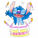 Stitch comemorando seu aniversário em cima de um bolo decorado, com velas acesas e confetes ao redor.