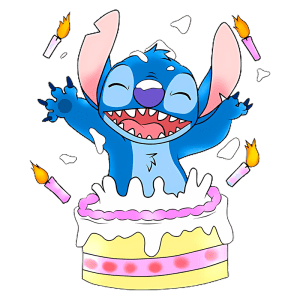 Stitch comemorando seu aniversário em cima de um bolo decorado, com velas acesas e confetes ao redor.