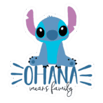 Ilustração do personagem Stitch, do filme Lilo & Stitch, com a frase "Ohana means family". O desenho apresenta Stitch em uma pose adorável, destacando suas grandes orelhas e olhos expressivos. Ideal para produtos relacionados à família e amizade.