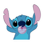 Personagem Stitch do filme Lilo & Stitch soprando uma bolha de chiclete, com expressão divertida e grandes orelhas, em fundo verde.