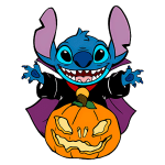 Stitch, personagem da Disney, vestido de vampiro com capa e gravata, sorri enquanto está em cima de uma abóbora iluminada de Halloween com rosto assustador.